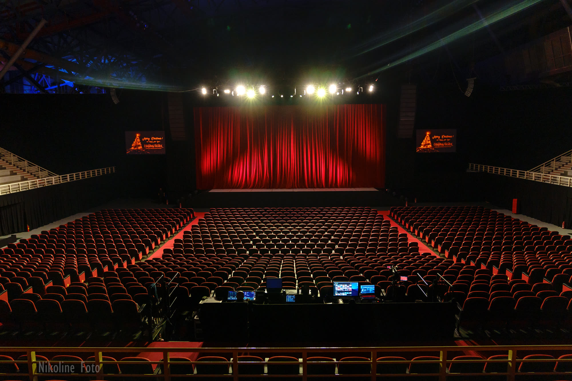 Η αίθουσα και η σκηνή του Christmas Theater